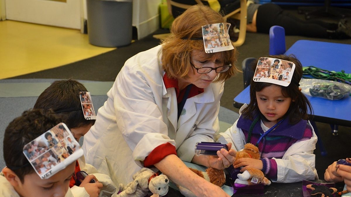 Feature Image for Discovering Science through Guided Pretend Play at CentroNía post