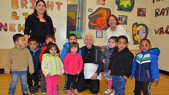 Feature Image for Stories Meet Art When Mr. Ratner Visits CentroNía! post
